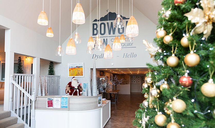 Front-of-Bowgie-Decorated-for-Christmas-Bowgie-Inn